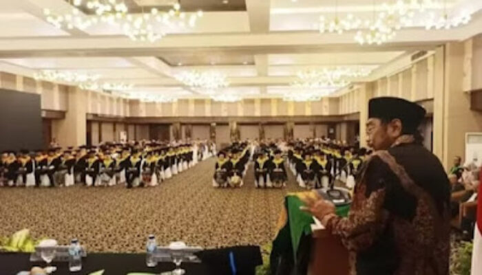 Haji Leonardy Harmainy Hadiri Wisuda Universitas Taman Siswa Padang, “Jadilah Sarjana Yang Berusaha Untuk Membayar Gaji”