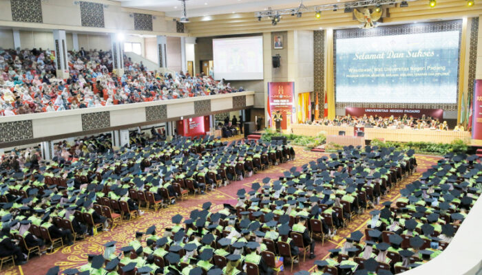 Universitas Negeri Padang Wisuda ke 131 mewisuda 1634 orang, Berbagai Prestasi Wisudawan dan Wisudawati Sukses Harumkan Ranah Minang.