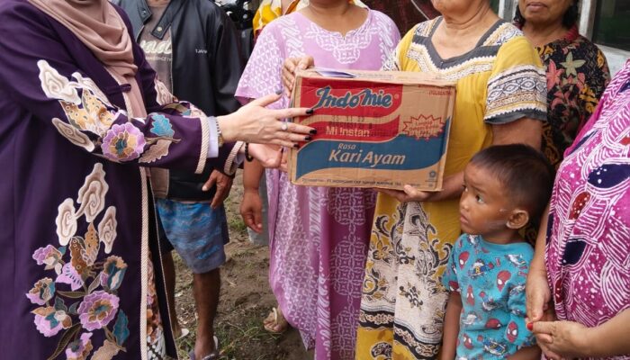 Ditengah Kesibukan, Lisda Hendrajoni Sambangi Korban yang Terkena Dampak Bencana Banjir di Kelurahan Seberang Padang Selatan.