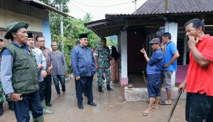 Bupati Pasaman, H. Benny Utama, Turun ke Lokasi Bencana Banjir.