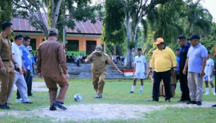 Bupati Pasaman H. Benny Utama, Dinobatkan Sebagai Pembuka Open Turnamen Sepak Bola Mini Cup IV di Kinali, Pasbar.