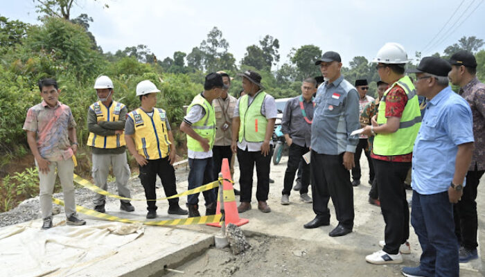 Gubernur Mahyeldi Tinjau Proyek Pengerjaan Jalan Kantor Camat-Dusun Berkat, Dinas BMCKTR Sumbar Optimis Pengerjaan Proyek Ini Selesai Akhir Tahun