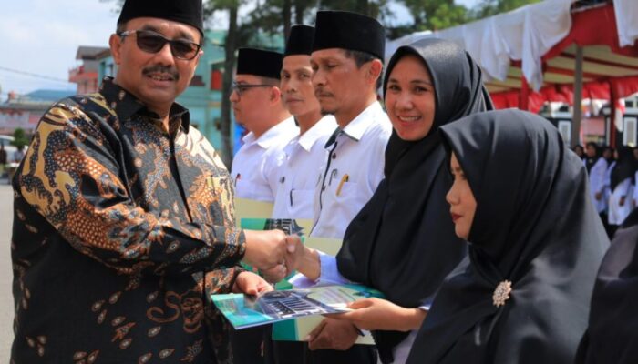 Bupati Benny Utama, Ucapkan Selamat Pada Ratusan Calon Tenaga PPPK Usai Melantiknya.