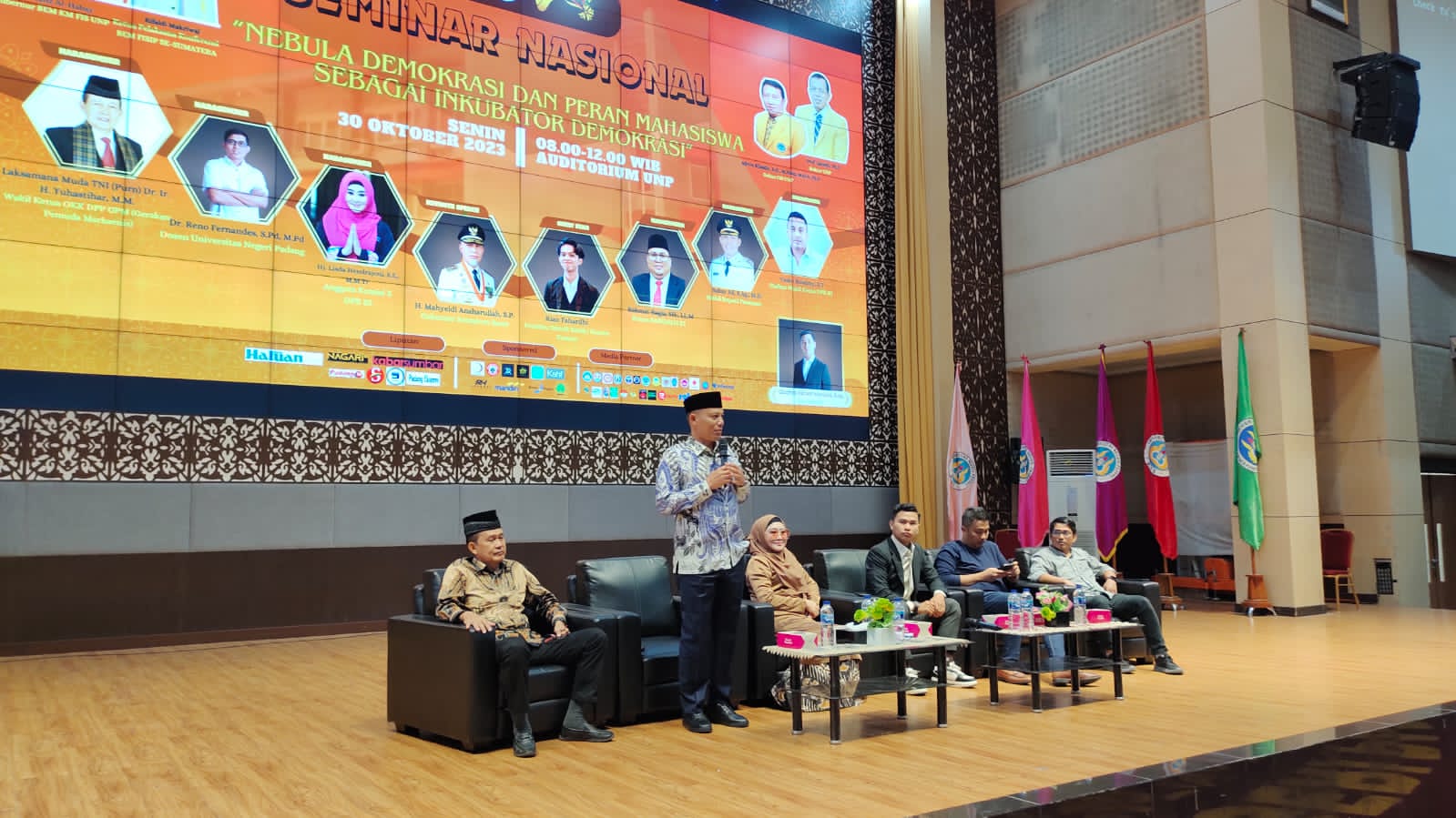 Wabup Pasaman Sabar AS saat menjadi pembicara dalam sebuah kegiatan mahasiswa di Universitas Negeri Padang (UNP), Senin (30/10/2023).