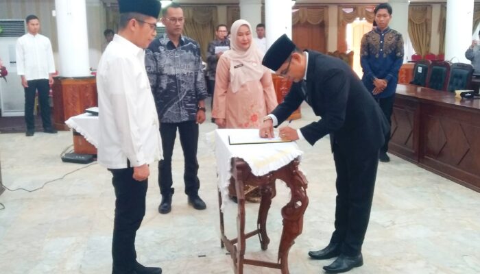 Gubernur Sumbar Resmi Lantik Yusrin Trinanda Sebagai  Pengganti Antar Waktu Anggota KPID Sumbar