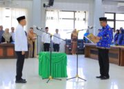 Bupati Sabar AS Melantik Pejabat Administrator Pengawas dan Kepala UPT Puskesmas, Sedangkan Pejabat Berprestasi Dipertahankan.