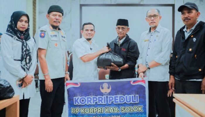 Wabup Solok, H. Candra Bagikan Bantuan Korpri Peduli Pada Masyarakat Nagari Batang Barus