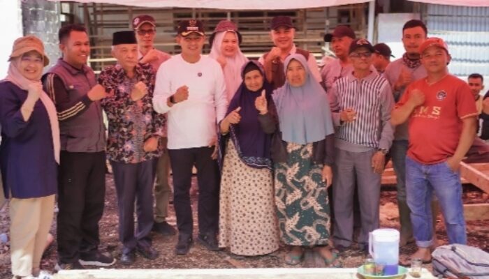 Lima Keluarga Korban Kebakaran Salimpek Terima Bantuan Bupati Solok Jon Firman Pandu