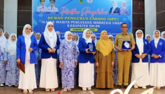 Sekretaris Daerah Medison Hadiri Pelantikan DPC IWAPI Kabupaten Solok Periode 2025–2030