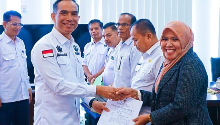 Sekdakab Medison Serahkan Surat Plt Pejabat di Badan Pendapatan Daerah Kabupaten Solok