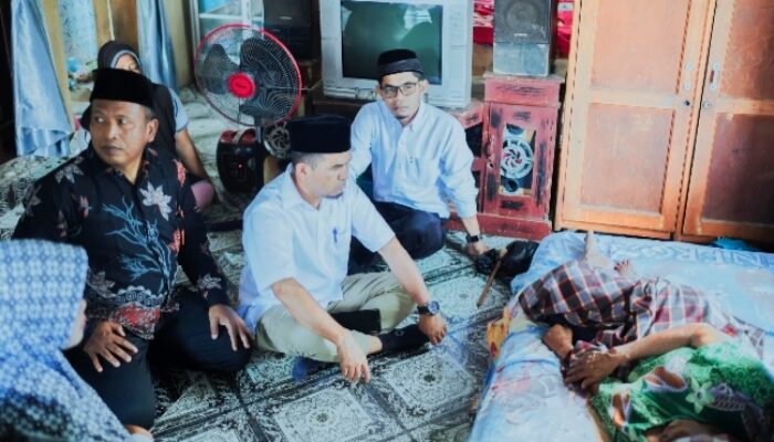 Wakil Bupati Solok H. Candra Berikan Bantuan Kepada Warga Sakit di Kecamatan Junjung Sirih