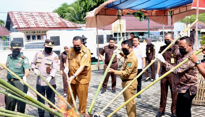 Bupati JKA Saksikan Kajari Pariaman Musnahkan Barang Bukti 111 Perkara
