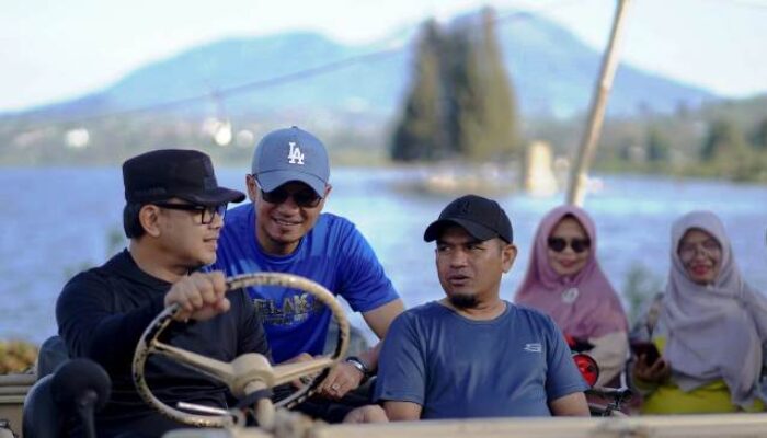 Wamendagri Bima Arya Kagumi Keindahan Danau Diatas dan Dorong Investasi Pariwisata di Kabupaten Solok