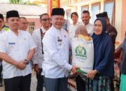 Bukti Kepedulian Terhadap Masyarakat, Bupati Welly Suhery Menyerahkan Bantuan Beras Pada 26540 Keluarga