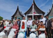 Wako Ramlan Nurmatias Serahkan Bantuan Sembako Untuk Masyarakat Lansia Dan Penyandang Disabilitas