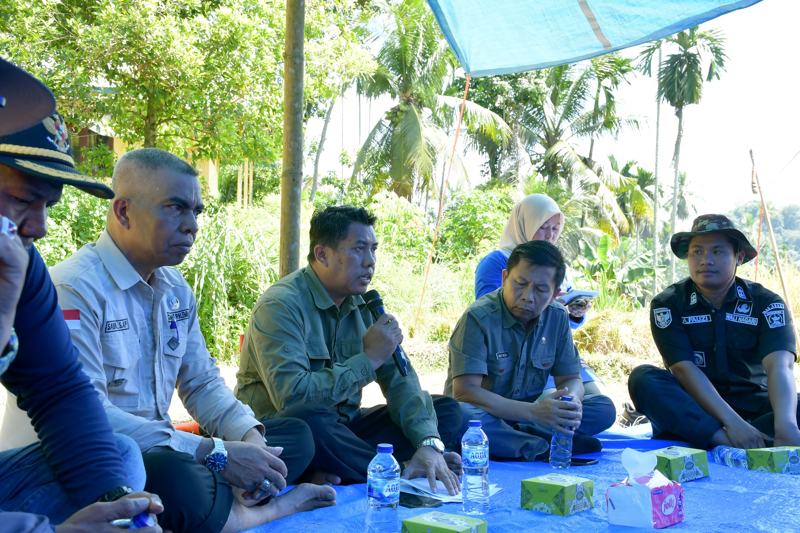 Sekda Mhd Lutfi Didampingi Camat Sabirin bersama masyarakat memberikan arahan saat Panen di Palembayan