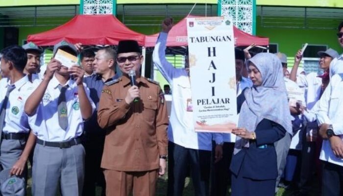 Wawako Ibnu Asis Hadiri Pembukaan Dan Penyerahan Buku Tabungan Haji Pelajar