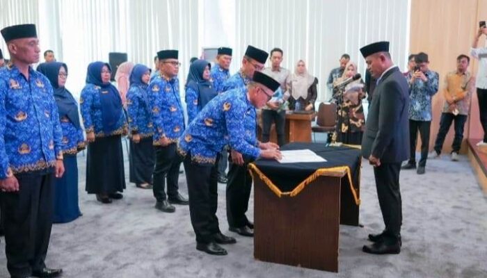 Empat Belas Pejabat Pimpinan Tinggi Pratama di Lantik dan di Sumpah Bupati Solok Jon Firman Pandu