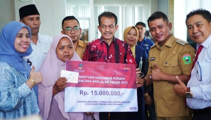 Korban Kebakaran di Kabupaten Solok Terima Bantuan Dari Kemensos Dari Bupati Jon Firman Pandu