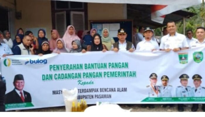 Wabup Parulian Serahkan Bantuan Pangan Terhadap Korban Bencana Alam Pasaman