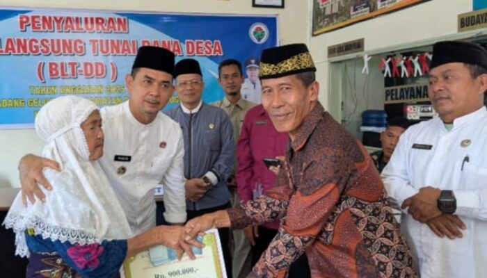 Saat Menyerahkan BLT Dana Desa, Wabup Parulian Ingatkan, “Manfaatkan Dengan Bijak”