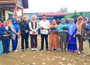 Ketua TP PKK Ny. Nia Jon Firman Pandu Hadir di Tengah Warga Aia Dingin yang Terdampak Bencana