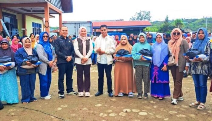 Ketua TP PKK Ny. Nia Jon Firman Pandu Hadir di Tengah Warga Aia Dingin yang Terdampak Bencana