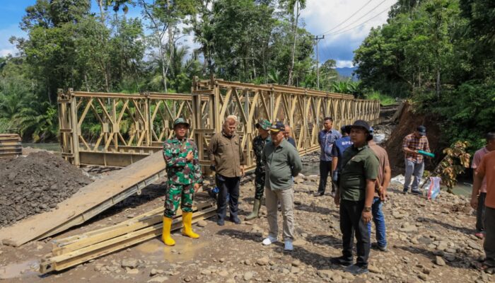 Saat Meninjau Pembangunan Jembatan Balley Muara Tais, Bupati Pasaman Berharap Segera Rampung Dan Bisa Dimanfaatkan Masyarakat
