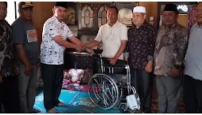 BAZNAS Pasaman Bantu Kursi Roda Buat Lansia Penderita Stroke Dan Diserahkan Wakil Bupati H.Parulian Dalimunthe