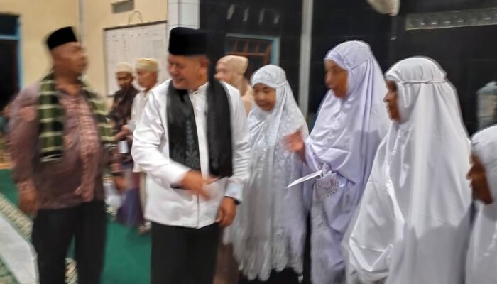 Bupati Welly Suheri Pada Safari Ramadhan Serahkan Bantuan Pada Masjid Al Amin Muaro Gondang