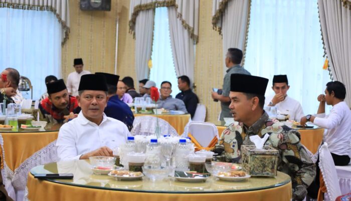 Bupati Welly Suhery Jalin Silaturahmi Dengan Wartawan dan LSM Dengan Berbuka Puasa Bersama