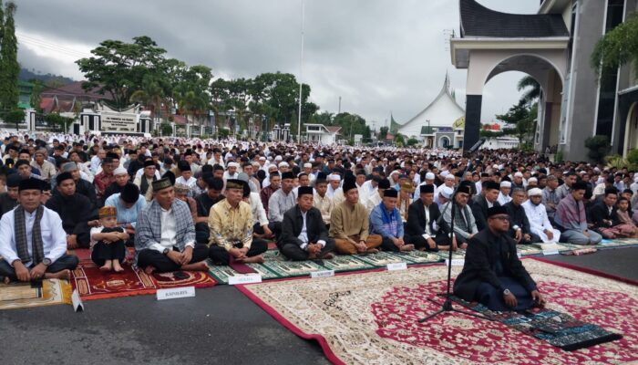 Bersama Ribuan Jemaah, Benny Utama Melaksanakan Shalat Idul Fitri 1447 H Di Pelataran Kantor Bupati Pasaman