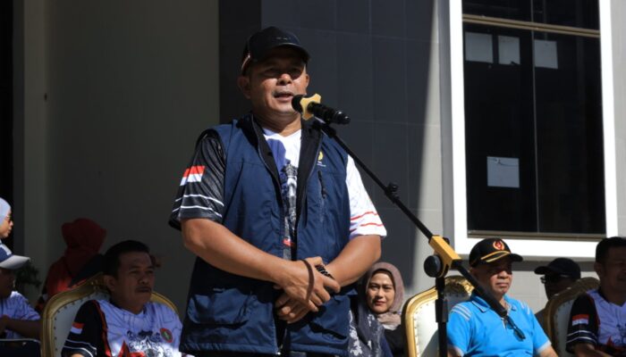 Dalam Memperingati Hardiknas 2026, Bupati Pasaman Melepas Ribuan Guru Ikuti Jalan Santai