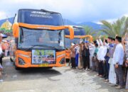 Saat Melepas Keberangkatan Kloter 10, Bupati Welly Suhery Ingatkan Jamaah Jaga Kesehatan dan Kekompakan