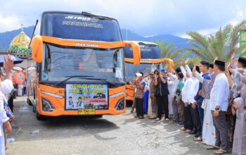 Saat Melepas Keberangkatan Kloter 10, Bupati Welly Suhery Ingatkan Jamaah Jaga Kesehatan dan Kekompakan