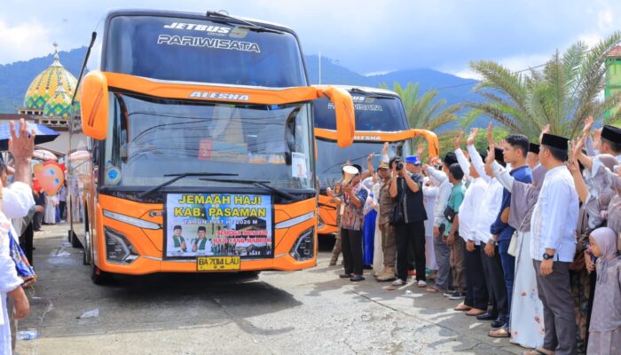 Saat Melepas Keberangkatan Kloter 10, Bupati Welly Suhery Ingatkan Jamaah Jaga Kesehatan dan Kekompakan