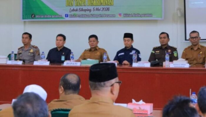 Bupati Pasaman Menandatangani Fakta Integritas Sebagai Kesepakatan Bersama Saat Deklarasi SPMB Online