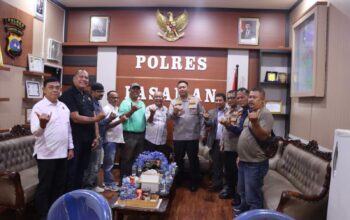 Pers Bersatu Tuah Saiyo Bersilahturahmi Dengan Kapolres Pasaman Yang Baru.