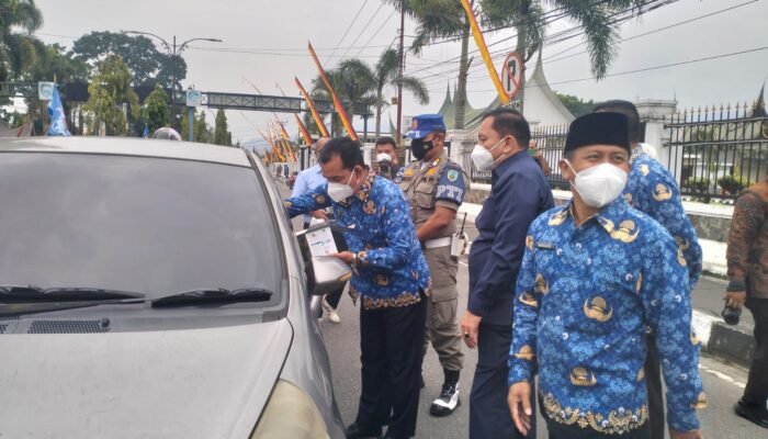 Peduli Kesehatan Masyarakat,Pemkab Pasaman dan Forkopimda Bagikan Masker Gratis