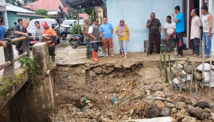 Kepedulian Terhadap Korban Banjir Bandang, Wabup Pasaman Turun Langsung Ke Lokasi Di Simpang Tonang